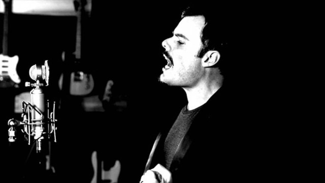 Τραγουδιστής μιμείται τους Freddie Mercury και Pavarotti σε ένα εκπληκτικό «ντουέτο» (Vid)