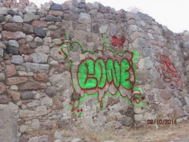 Λέσβος: Συνεχίζονται οι βανδαλισμοί-«ζωγραφιές» στο Κάστρο Μυτιλήνης