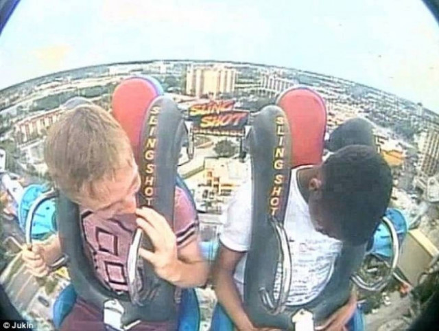 Δείτε το βίντεο που σαρώνει: Λιποθύμησε 3 φορές στο λούνα-παρκ