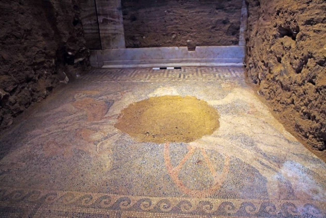 Stunning mosaic revealed in Amphipolis tomb (pics)