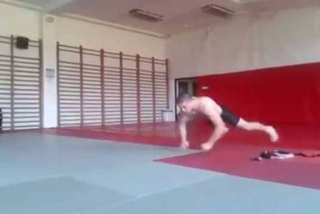 Τα πιο τρελά push-ups που έχετε δει (Video)
