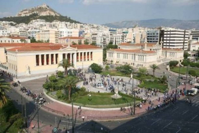 Ένταση έξω από το Πανεπιστήμιο Αθηνών στα Προπύλαια