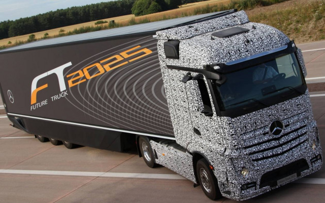 Η φουτουριστική νταλίκα της Mercedes διαθέτει ακόμα και αυτόματο πιλότο (Video)