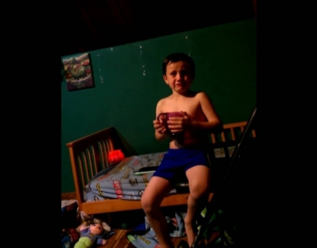 Εξάχρονος ξεσπάει σε κλάματα γιατί θέλει να παντρευτεί (βίντεο)