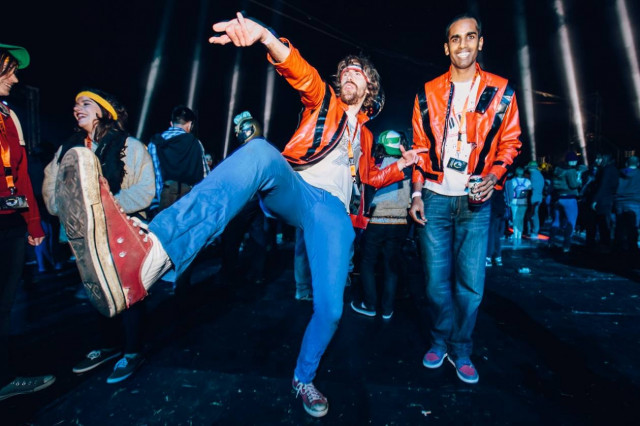 Άνδρας χορεύει ενώ πετάγονται τα... μάτια του έξω (Video)