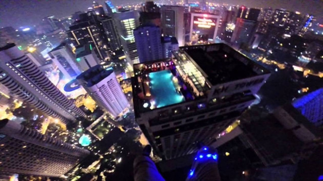 Εισβάλλοντας σε ένα rooftop pool party με τον πιο απίστευτο τρόπο (Video)