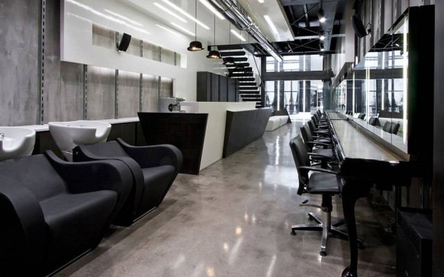 Ινδός κουρεύεται μόνος του με απίστευτη τεχνική (Video)