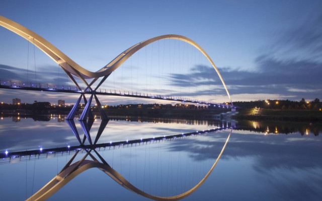 Διασχίζοντας μια γέφυρα με τον πιο ριψοκίνδυνο τρόπο (Video)