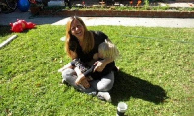 Δείτε τα σκίτσα αυτής της μαμάς για τον δημόσιο θηλασμό αρνητικά!