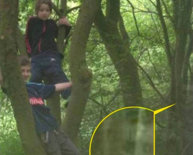 «Πάγωσε» όταν δίπλα από τα παιδιά της είδε ότι φωτογράφισε ένα...