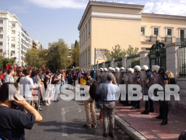 Ένταση στην Πρυτανεία με ΜΑΤ και φοιτητές (pics & videos)