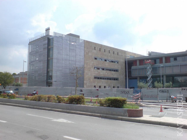 Τρόμος στη Θεσσαλονίκη: Ανέβηκε στο Δημαρχείο και απειλούσε να πέσει