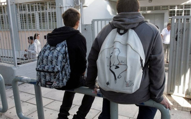 Συγκέντρωση μαθητών έξω από το υπουργείο Παιδείας