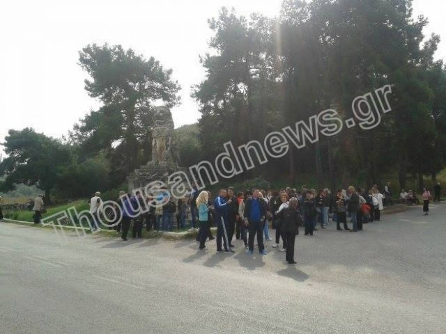 «Βουλιάζει» η Αμφίπολη από τουρίστες (pics)