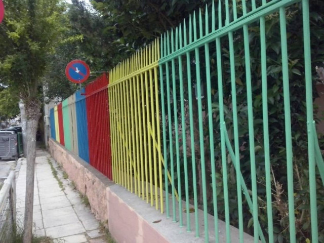 Θεσσαλονίκη: Μαθητής σφήνωσε στα κάγκελα σχολείου