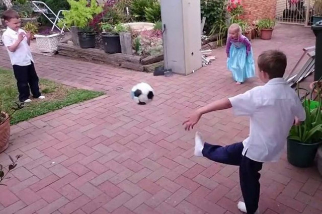 Θέλησε να δοκιμάσει τη φωτογραφική μηχανή του και να τι έγινε... (βίντεο)