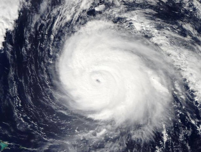 Ο κυκλώνας Γκονζάλο «σαρώνει» τις Βερμούδες