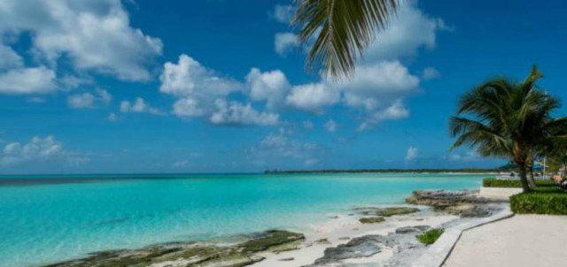 Διευθύντρια σχολείου προκαλεί με τις διακοπές της στην... Καραϊβική