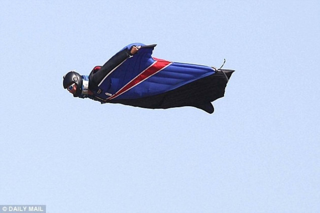 Είναι πουλί; Είναι αεροπλάνο; Είναι ο άνθρωπος... μυστήριο (pics)