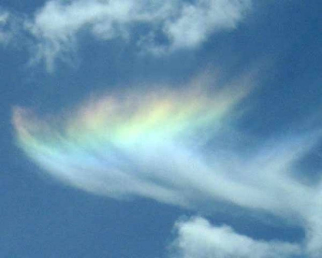 Άγγελος με φωτοστέφανο εμφανίστηκε στον... ουρανό (pic)