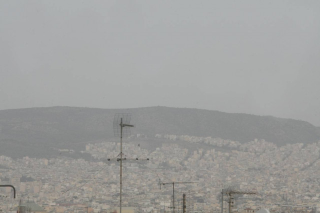 Κύμα σκόνης «έπνιξε» την Αττική – Δείτε φωτογραφίες