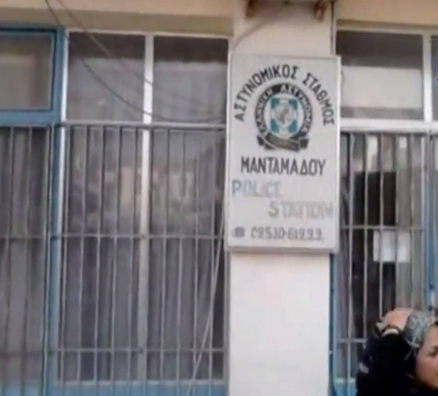 Λέσβος: Μετανάστες κοιμούνται επί μέρες έξω από αστυνομικό τμήμα (vid)