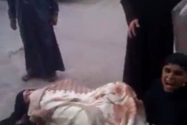 Αίγυπτος: Έδιωξαν έγκυο από νοσοκομείο και γέννησε στο δρόμο! (vid)