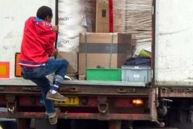 Γαλλία: Μετανάστες επιχείρησαν να καταλάβουν νταλίκες στο λιμάνι του Καλέ