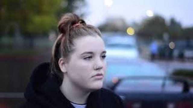 Εκπαιδευτικός έσκισε την μπλούζα μαθήτριας (βίντεο)