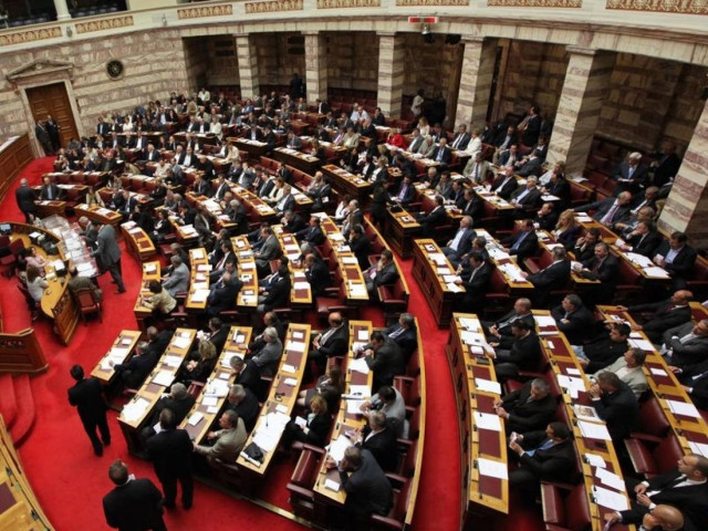 Κόβουν από παντού εκτός απ’ το μισθό τους