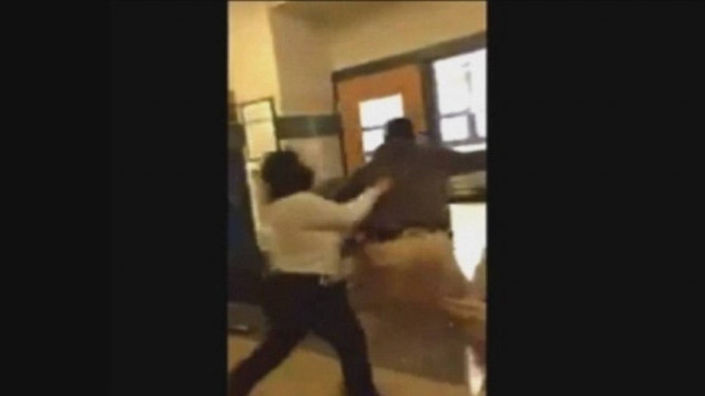 Μαθήτρια πιάστηκε στα χέρια με καθηγήτρια (βίντεο)