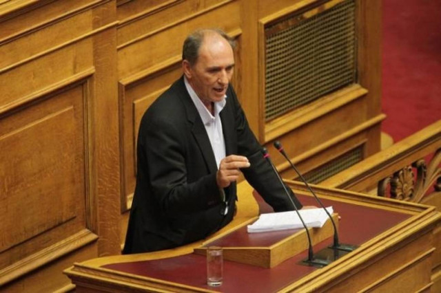 Χανιά: Πέταξαν καρότα στον Γιώργο Σταθάκη του ΣΥΡΙΖΑ (pic)