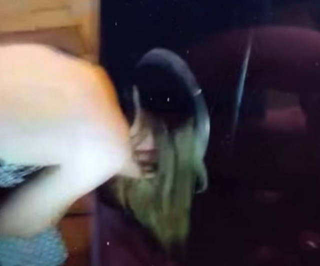 Φοιτήτρια κόλλησε σε κάδο... μπουκαλιών (vid)