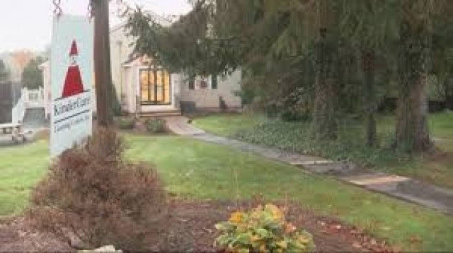 Δάσκαλοι κρέμασαν παιδί σε πόμολο (βίντεο)