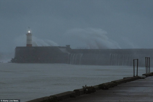 Βρετανία: Στο έλεος του τυφώνα Γκονζάλο (pics)