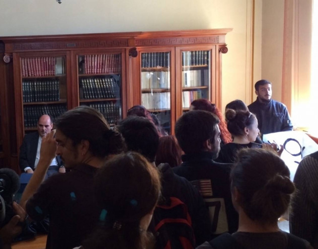 Διάλογος Φορτσάκη με φοιτητές που μπήκαν στο γραφείο του