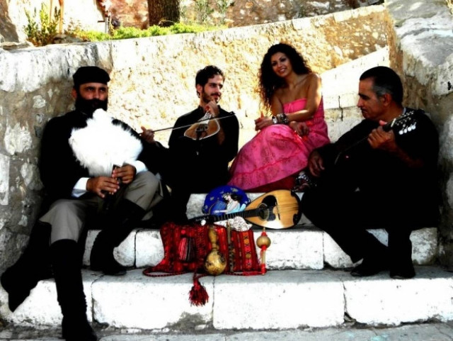 Κρήτη: Το πρωί παπάς, το βράδυ... τραγουδιστής! (pics+vid)