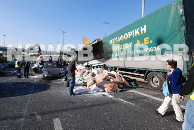 Καραμπόλα ΕΟ Αθηνών-Λαμίας: Τι υποστηρίζει ο οδηγός της νταλίκας (pics-vid)