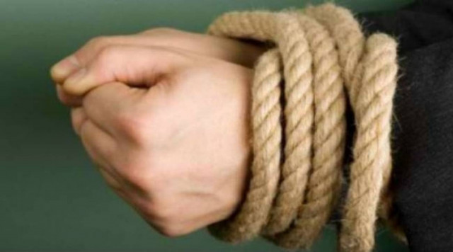 Αδίστακτοι κακοποιοί έδεσαν 74χρονη και το γιο της