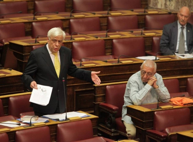 Παυλόπουλος: Διαψεύδει τον Μητρόπουλο για τις μονιμοποιήσεις επί υπουργίας του