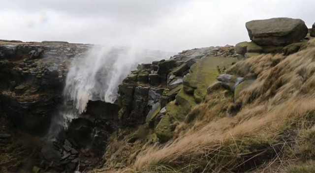 Όταν ο άνεμος  γυρίζει ανάποδα  καταρράκτη 30 μέτρων  (Vid)