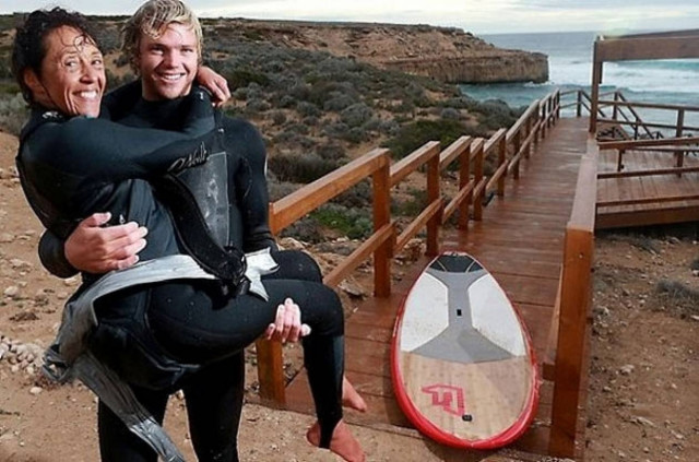 Σέρφερ πήρε την παράλυτη μητέρα του στην πλάτη (Video)