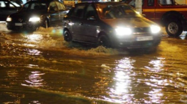 ΤΩΡΑ: Ισχυρή καταιγίδα πλήττει ξανά την Αττική