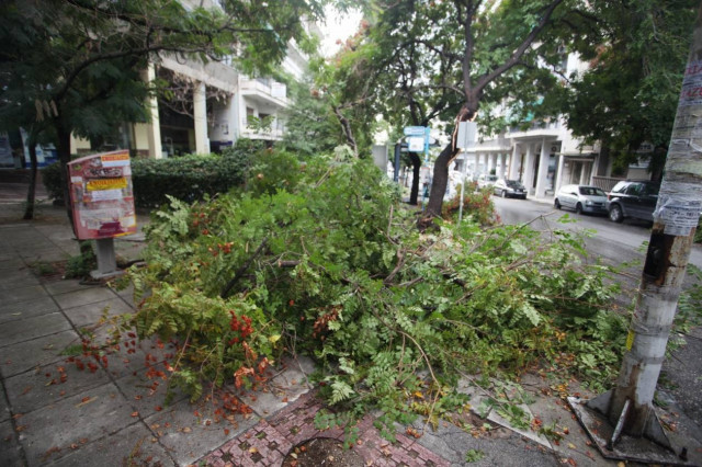 Προβλήματα και στη Θεσσαλονίκη από την ξαφνική νεροποντή