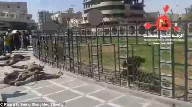 Συρία: Γυναικόπαιδα περπατούν ανάμεσα σε αποκεφαλισμένα πτώματα (vid+pics)