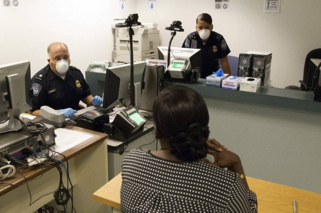 Σε καραντίνα μία νοσηλεύτρια σε αεροδρόμιο των ΗΠΑ