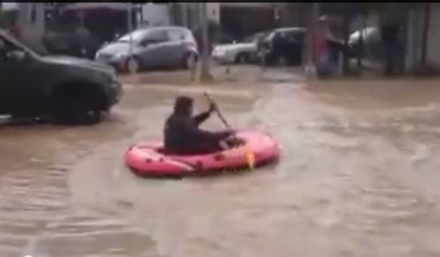 Το βίντεο που σαρώνει - Βαρκάδα στην πλατεία Μπουρναζίου (vid)