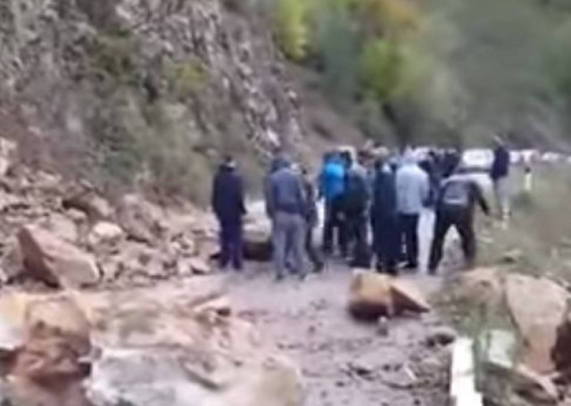 Ξάνθη: Ο δρόμος «κόπηκε» στα δύο λόγω της κακοκαιρίας (vid)