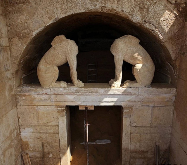 Amphipolis: A "breath" from the uncovering of the ancient floor of the third chamber