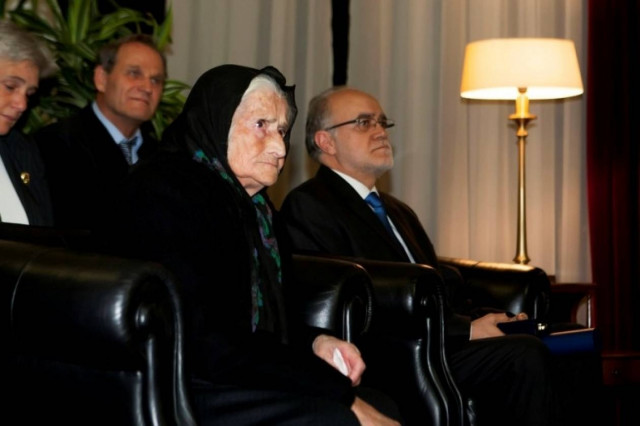 Παρασημοφόρηση ηρωίδας της Πίνδου από τον Πρόεδρο της Δημοκρατίας Κ. Παπούλια!